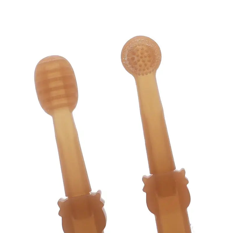 Brosse à dent pour chiens : Deux cuillères en bois avec des poignées pratiques en arrière-plan