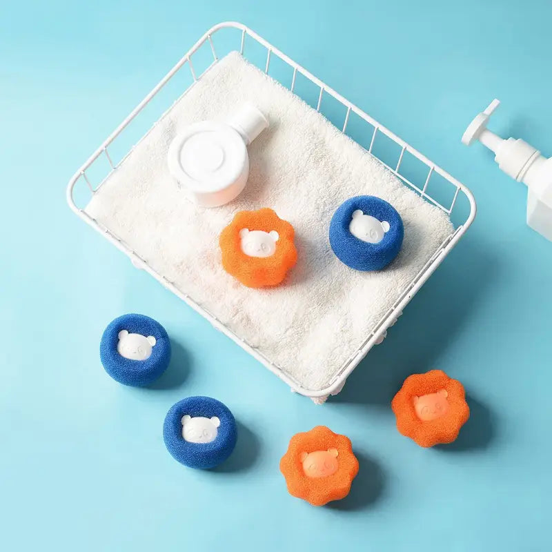 Panier blanc avec trois petites bombes de bain orange et bleues pour Brosse Anti-Peluche à Laver