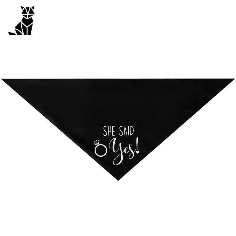 Bandana noir avec imprimé ’She Said Yes’, Bandana pour chien Happy chez PetZeal