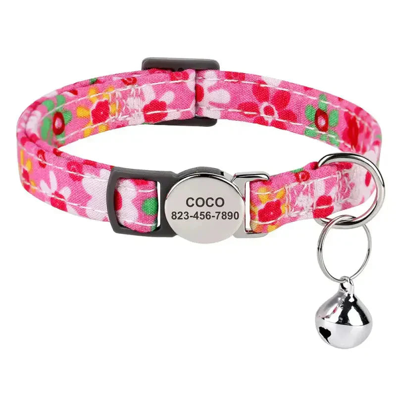 Collier créatif pour chat personnalisable avec un design rose et une breloque en forme de cloche argentée