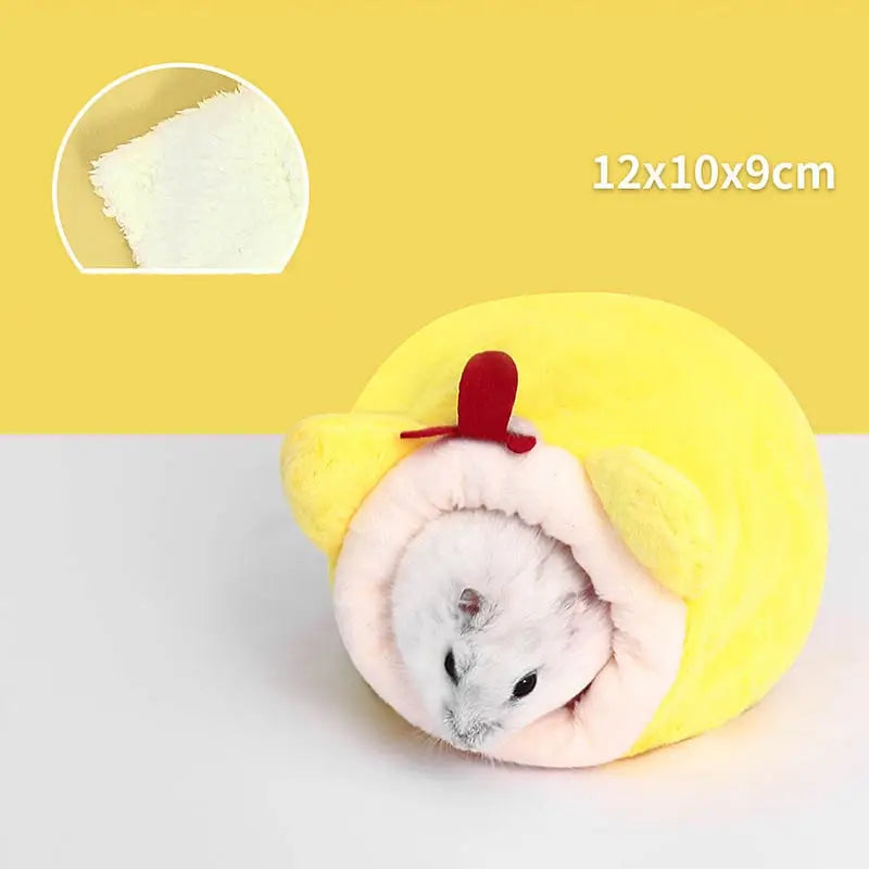 Petit hamster avec nœud rouge dans Cozy Cotton House pour votre compagnon