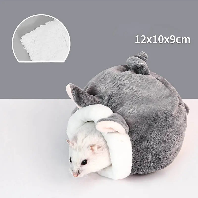 Une petite souris blanche sur une souris grise, profitant de leur Cozy Cotton House pour votre petit espace privé