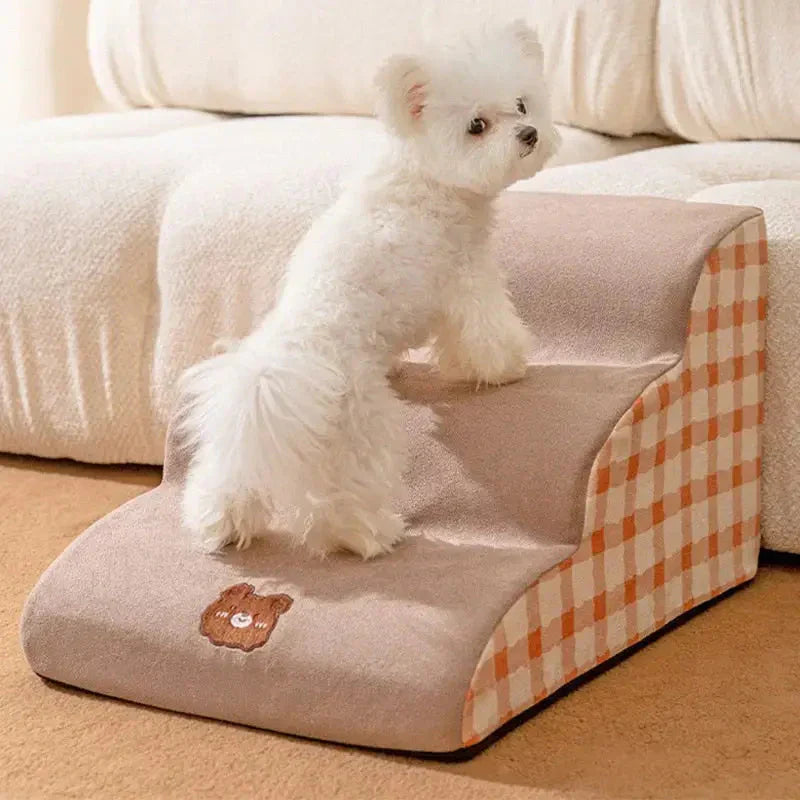 Un petit chien utilise confortablement les escaliers pour animaux pour daccéder au lit des chiens et des chats