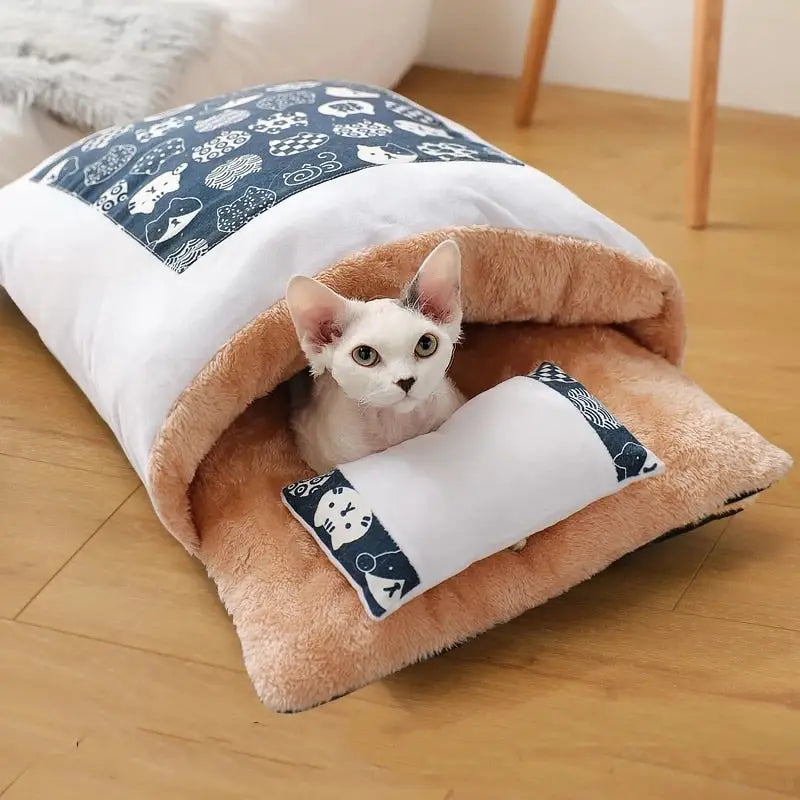 Un chat se repose sous une couverture douce avec Cozy Space for Cats - Confort et Élégance