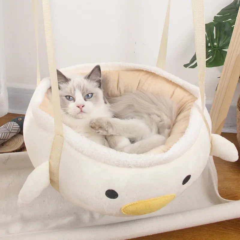 Un chat se repose confortablement dans le Cozy Space for Cats - Hamac rond et chaud, espace douillet