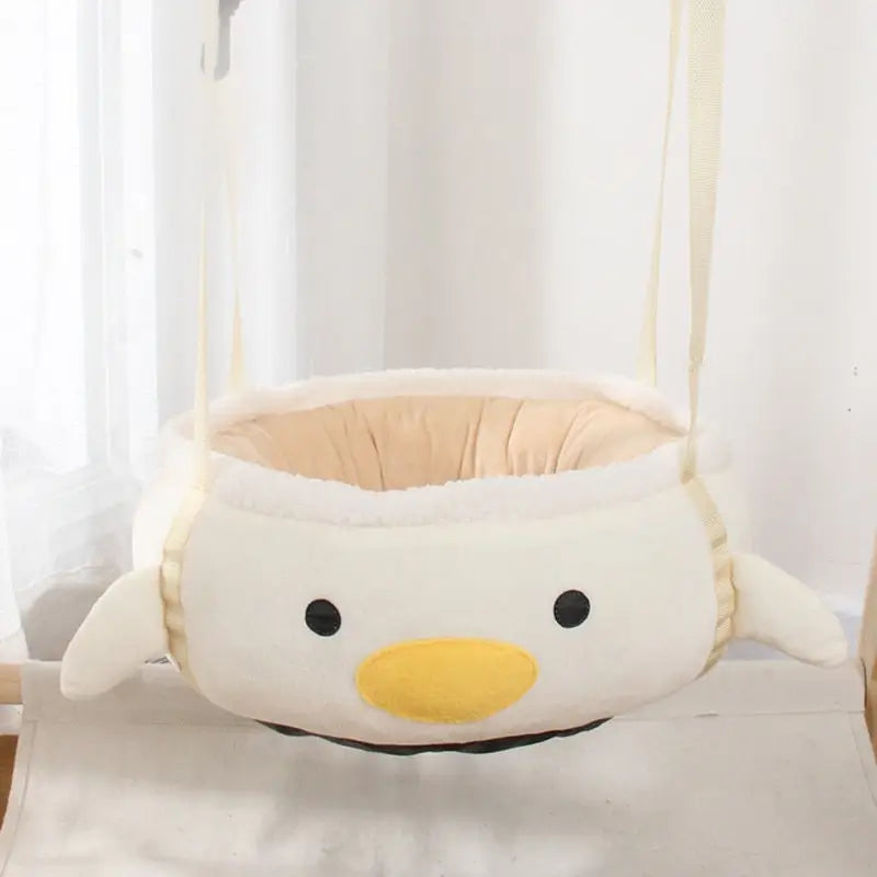 Coussin en forme d’oiseau sur le mur dans Cozy Space for Cats - Hamac rond et chaud
