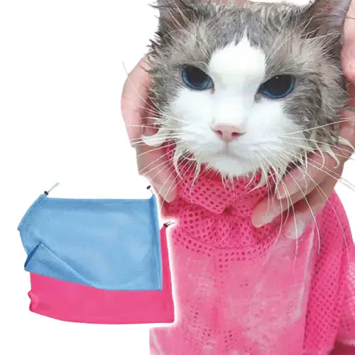 Adorable chat portant un pull rose et un sac bleu dans un filet de bain pour chat, parfait pour les soins des animaux de compagnie Transparent Background