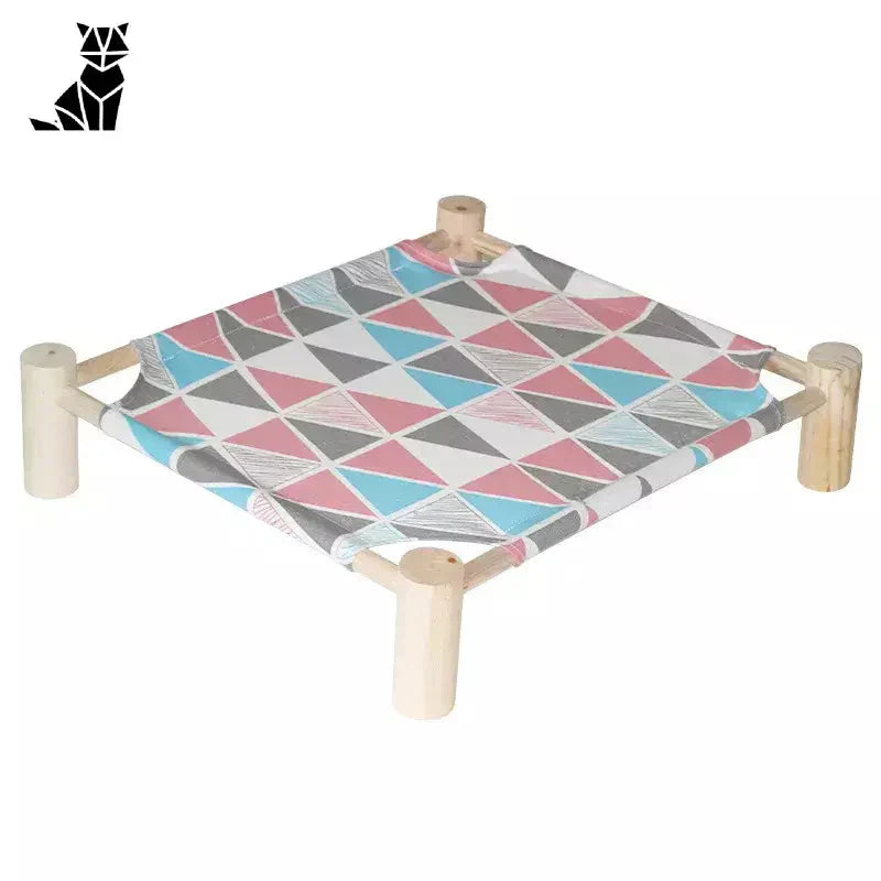 Tabouret en bois durable avec un motif géométrique coloré, parfait pour le hamac de votre chat