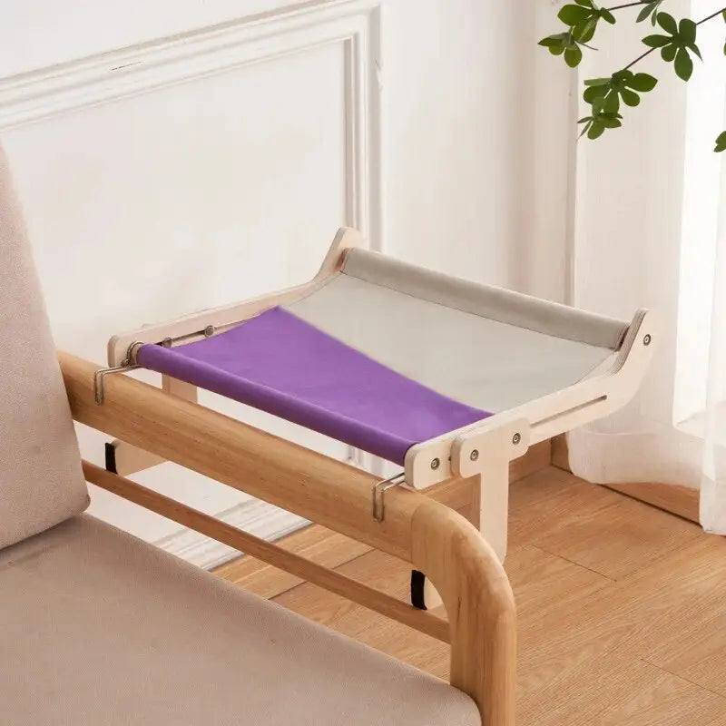 Banc en bois avec assise violette pour hamac de chat suspendu - Hamac Suspendu Vue