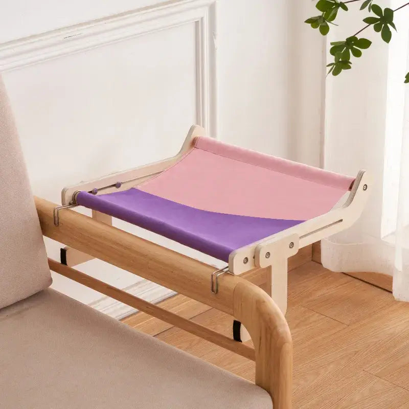 Vue d’un banc en bois avec un coussin violet pour un hamac confortable pour chat suspendu à la relaxation