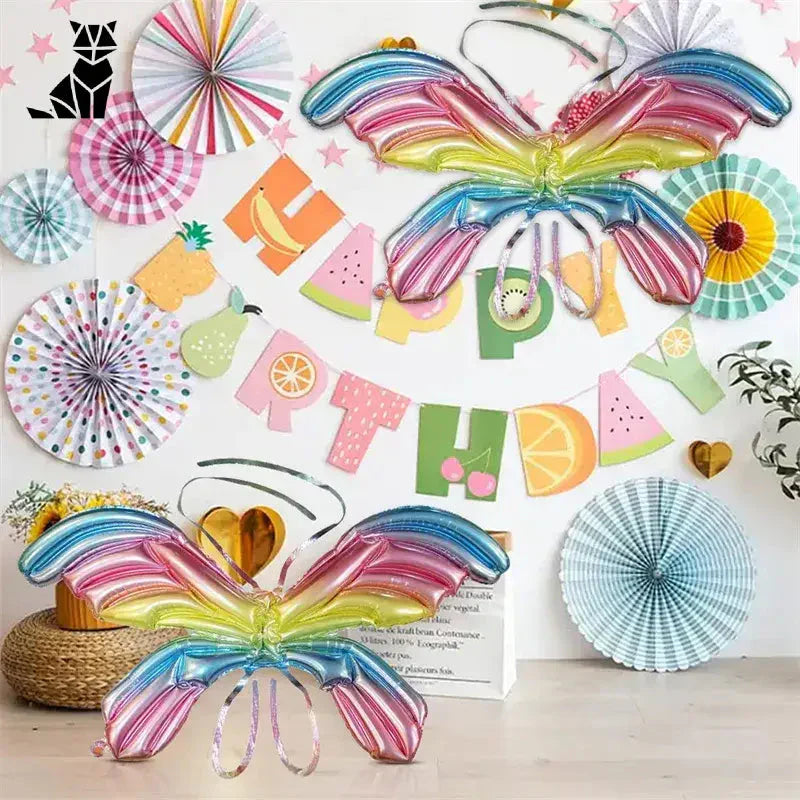 Couronne de papier colorée avec fleurs et éventails à l’aide du kit d’accessoires Papillon pour une fête d’anniversaire