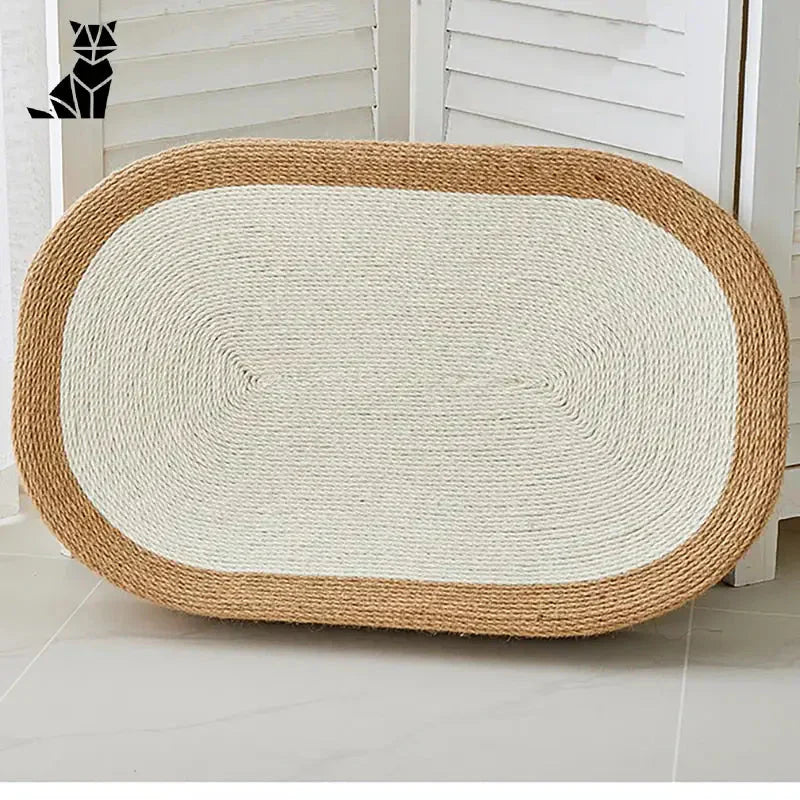 Planche à gratter pour chat - Un outil essentiel pour les griffes de votre chat : Gros plan d’un tapis blanc et brun sur le sol