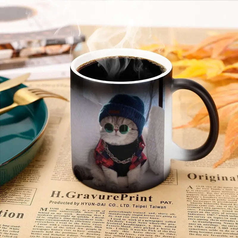 Un chat portant une écharpe déguste un café sur un journal - Tasse chat personnalisée, tasse chat